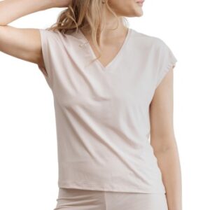 Das Sandra Top von Abelle ist ein stylisches Basic-T-Shirt mit V-Ausschnitt und schrägen Ärmeln aus seidiger Naturfaser. Ein kühles Top