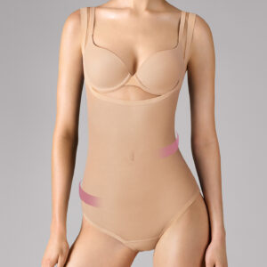 Modern und feminin: Dieser String Body mit innovativer Underbust-Form wird mit dem eigenen Bra kombiniert. Der zarte