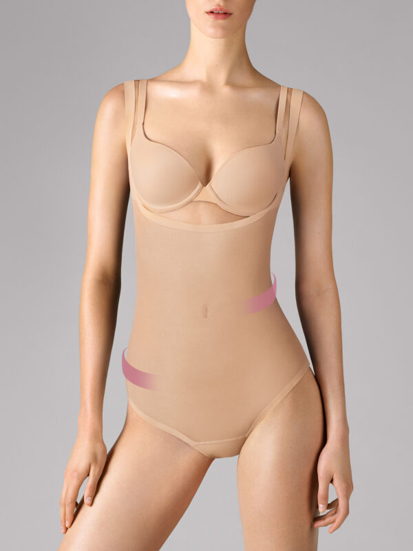 Modern und feminin: Dieser String Body mit innovativer Underbust-Form wird mit dem eigenen Bra kombiniert. Der zarte