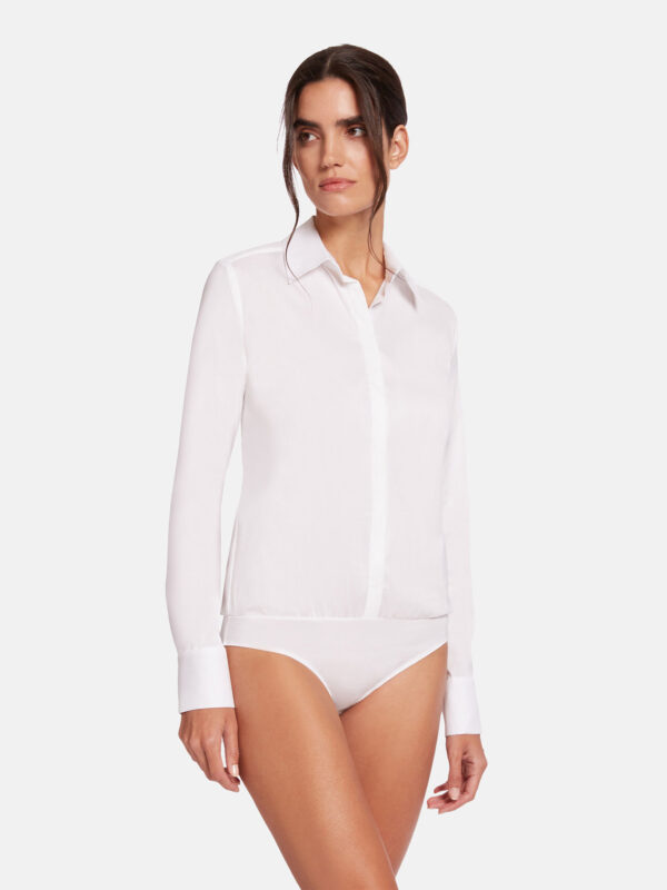 Stil-Symbiose: Wenn sich die klassische weiße Bluse mit angesetztem Body trifft