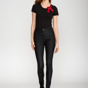 PUSSY DELUXE DAMEN T-SHIRTMarke: Pussy DeluxeModell: Bow On Black Shirt femaleProdukt Nr.: 46623Farbe: schwarzHauptmaterial: 90% Baumwolle